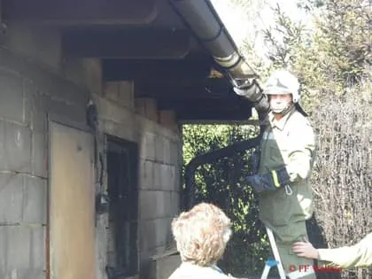 Brand von Mülltonne Holzscheite und Garage 5