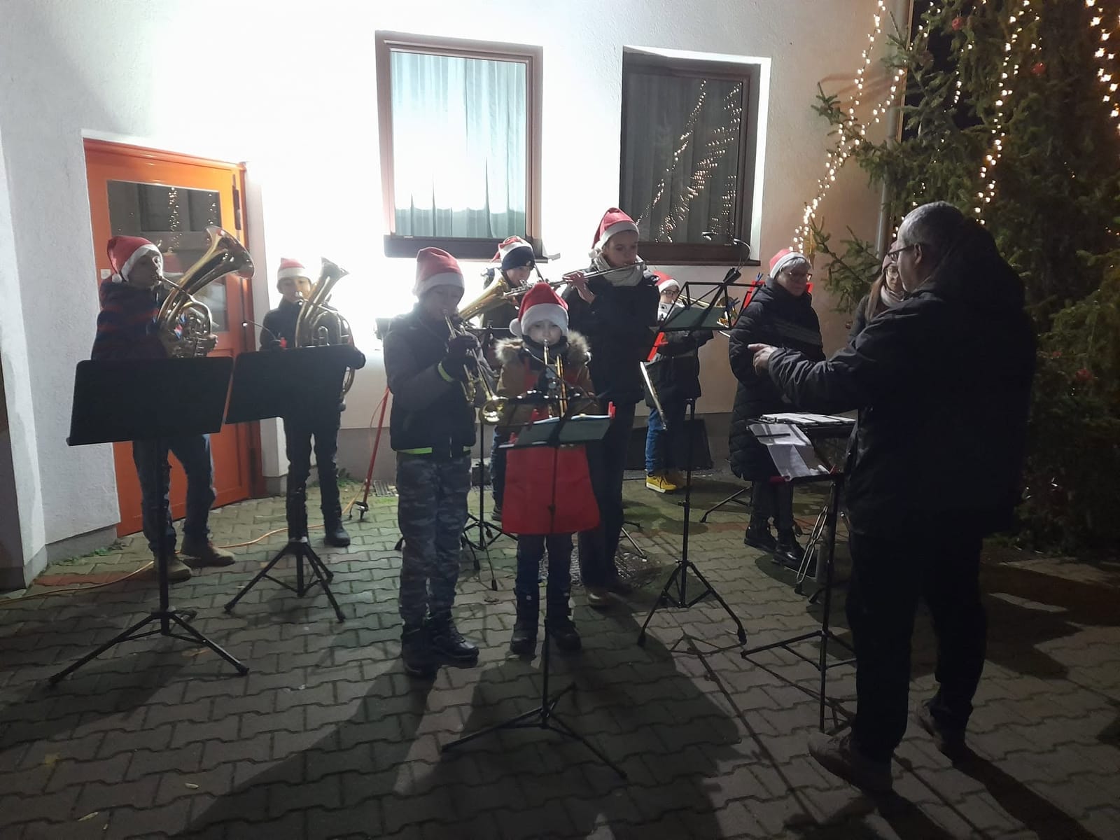 Christbaumschmücken mit der Volksschule